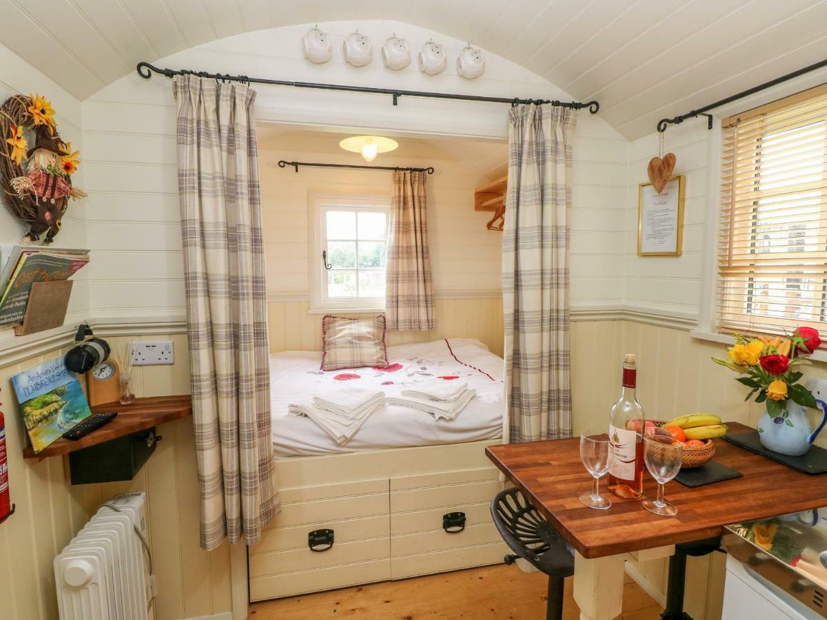 Shepherds Hut - The Crook Milford Haven Dış mekan fotoğraf