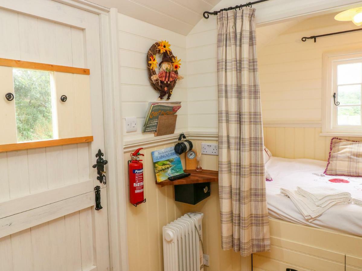 Shepherds Hut - The Crook Milford Haven Dış mekan fotoğraf